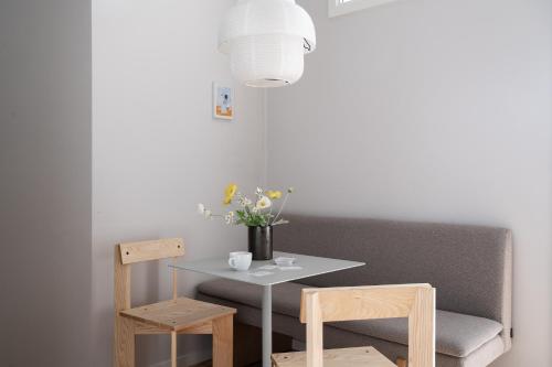 哥本哈根Beach Trail apartments by Daniel&Jacob's的桌子和椅子,花瓶