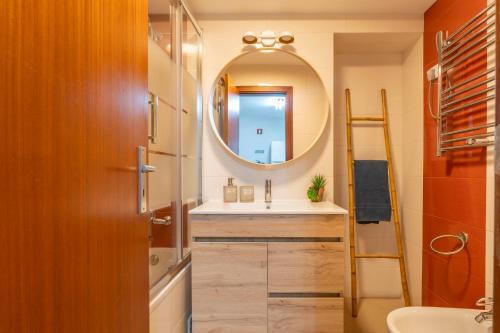 里斯本Superb Apartments Overlooking Graça in Lisbon的一间带水槽和镜子的浴室
