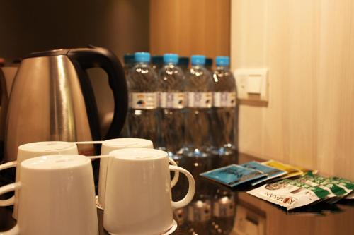 朴子山海大饭店的一组茶杯在柜台上,装有水瓶
