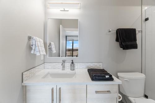 基洛纳Luxury Home with Amazing Lake Okanagan Views的白色的浴室设有水槽和镜子