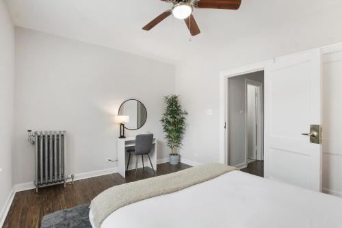 芝加哥Well-Equipped 1BR Apt in Hyde Park - Harper 404的卧室配有白色的床和吊扇