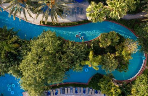 基西米冠军门欧尼酒店的享有度假村游泳池的顶部景致