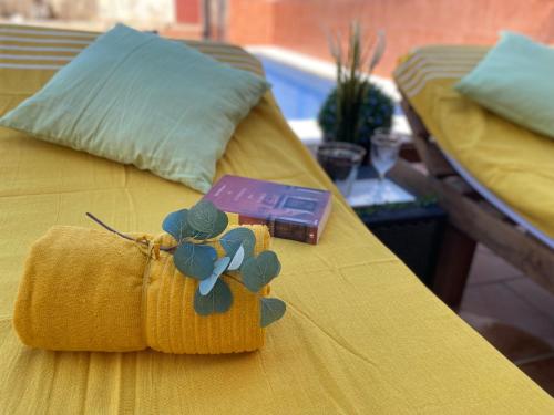马拉加Hevres El Capricho的一张黄色的床,上面有餐巾纸和盒子