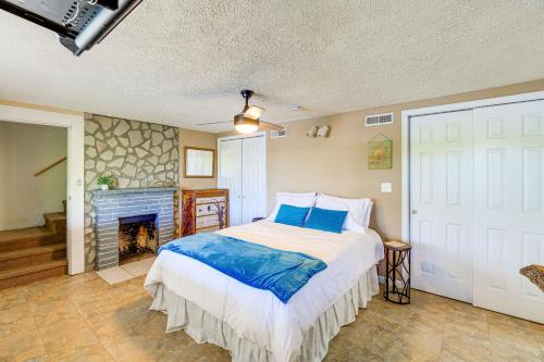 金斯波特Kingsport Boone Lake Hideaway with Deck and Views!的一间卧室配有一张床和一个壁炉