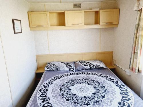 英戈尔德梅尔斯Golden Sands Park Ingoldmells的一间卧室配有一张带蓝色和白色棉被的床