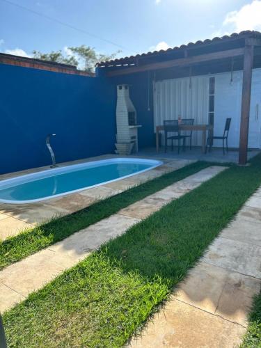 日若卡-迪热里科阿科阿拉Tiny Lagoa的一座房子旁的院子内的游泳池