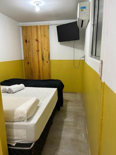 日若卡-迪热里科阿科阿拉Tiny Lagoa的小房间设有床铺和电视