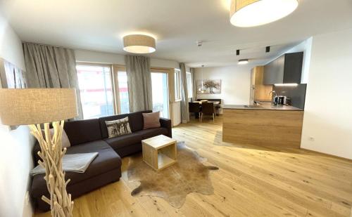 滨湖采尔Spa Apartments - Zell am See的带沙发的客厅和厨房