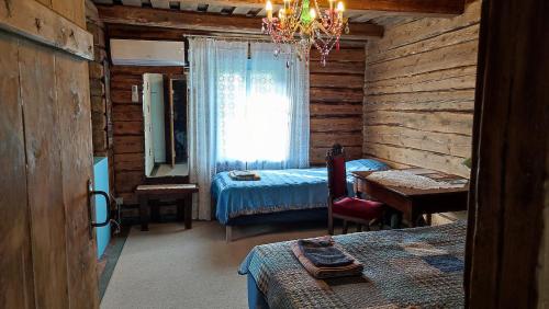 MyustelʼViini puhkemaja的一间卧室配有一张床、一张桌子和一个窗户。
