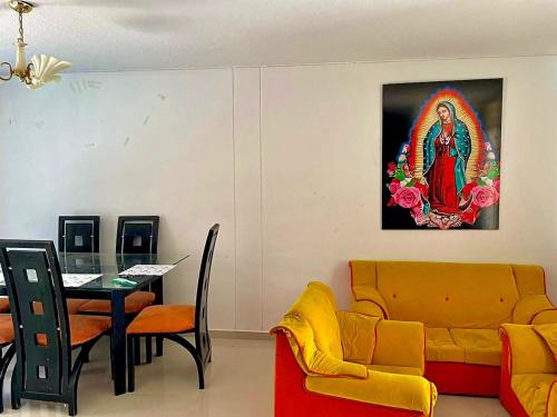 巴耶杜帕尔casa- festival vallenato的客厅配有沙发、桌子和绘画