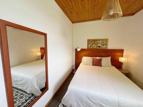 马达莱纳Casa do Cacto - 1 Bedroom Cosy Flat的一间卧室设有两张床和大镜子