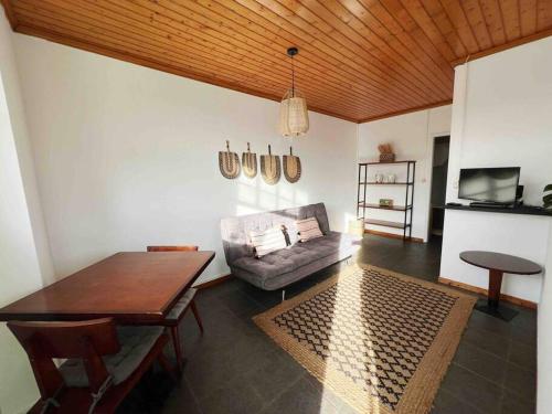 马达莱纳Casa do Cacto - 1 Bedroom Cosy Flat的客厅配有桌子和沙发
