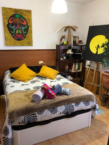 维戈Nankurunaisa的一间卧室配有带毛巾的床