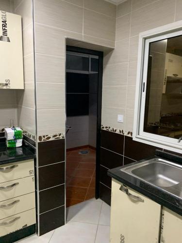 胡塞马Apartments Palace Rif Al Hoceima的一个带水槽和镜子的小厨房