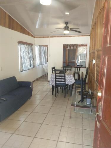 拉克鲁斯Casa de campo en la playa的客厅配有沙发和桌子