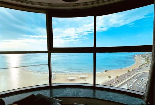 海法Luxurious Beach apartment的从窗户可欣赏到海滩景色