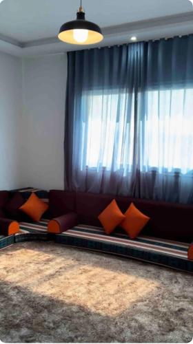 斯法克斯Dar Mim的客厅配有带橙色枕头的沙发