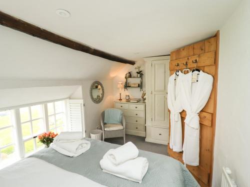 桑森德The Cottage的一间卧室配有一张床和一个梳妆台