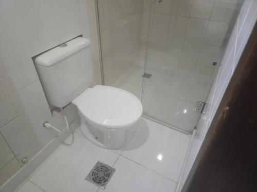 贝洛奥里藏特Motel Onix的白色的浴室设有卫生间和淋浴。
