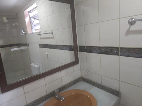 贝洛奥里藏特Motel Onix的一间带水槽和镜子的浴室