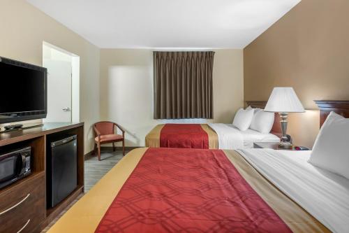 德梅因费尔格朗兹伊克诺酒店及套房的酒店客房设有两张床和一台平面电视。