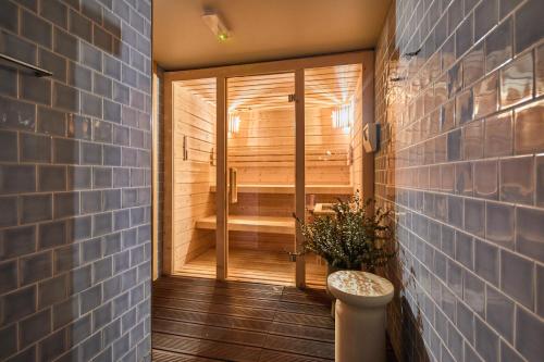 波尔图Aparthotel Oporto Anselmo的浴室设有桑拿浴室、卫生间和浴缸。