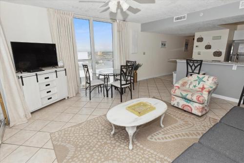 德斯坦Pelican Beach 1811 Destin Condo的客厅配有沙发和桌子
