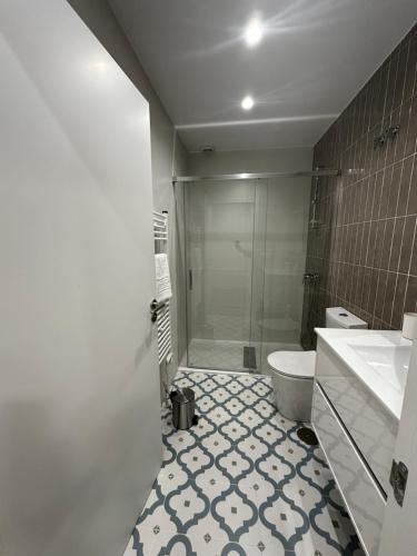 雷东德拉O LAR DE DON BASILIO的带淋浴、卫生间和盥洗盆的浴室
