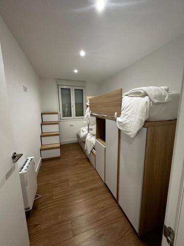雷东德拉O LAR DE DON BASILIO的一间小房间,配有双层床和楼梯