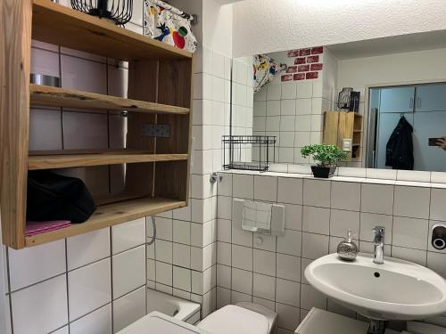 科隆Recharge in the wonderful heart of Cologne!的一间带卫生间和水槽的浴室