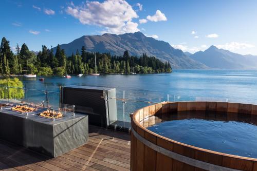 皇后镇埃查特私立酒店的湖景甲板上的热水浴池