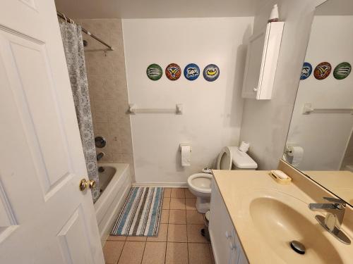 多伦多Scarborough Townhouse的白色的浴室设有水槽和卫生间。
