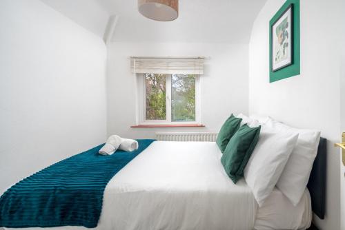 吉尔福德Prime Living的卧室配有一张大白色床和窗户