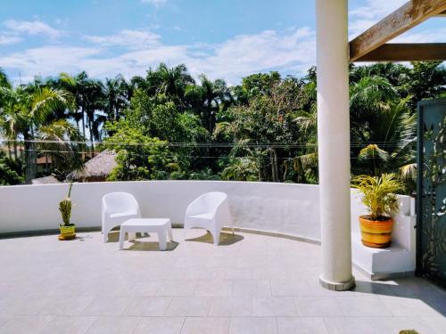 喀巴里特Okaina Studio Rooftop的庭院配有白色椅子和围栏