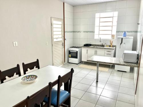 皮拉西卡巴Casa Ampla - Ótima Localização的厨房配有桌子和桌椅