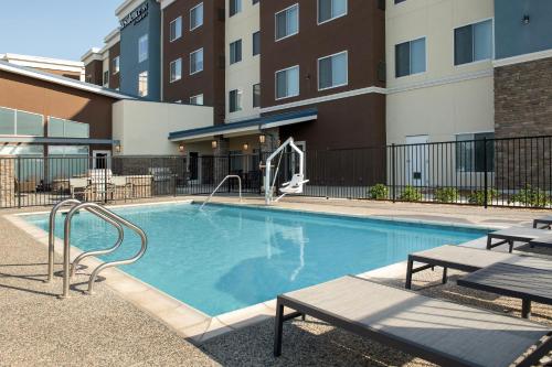 克洛维斯Residence Inn by Marriott Fresno Clovis的大楼内一个带滑梯的游泳池