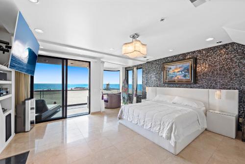 纽波特海滩3 Story Oceanfront Home with Jacuzzi in Newport Beach on the Sand!的一间卧室配有一张床,享有海景