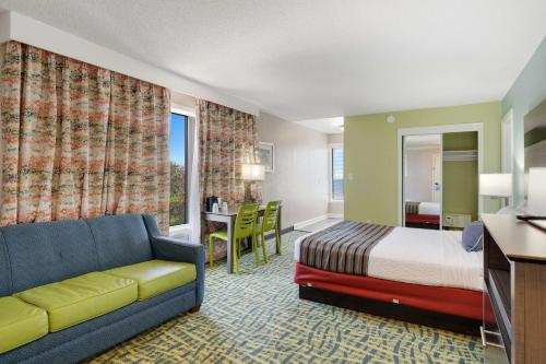 诺福克最佳西方假日沙滩旅馆和套房的酒店客房,配有床和沙发