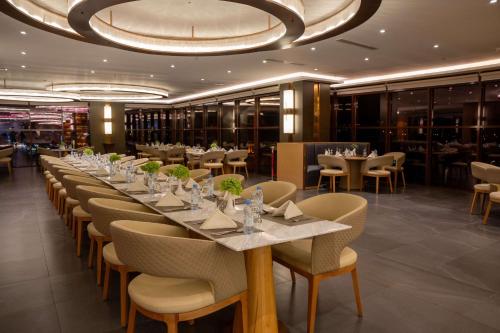 艾卜哈Best Western Plus Danat Almansak Hotel的一间带长桌和椅子的用餐室