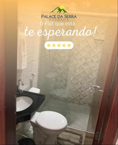 Serra de São BentoFlats Palace da serra的一间带卫生间和水槽的浴室