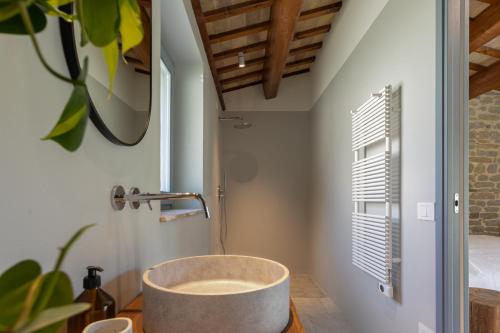 Cellino AttanasioB&B Panfilo Farmhouse的一间位于客房角落的带浴缸的浴室