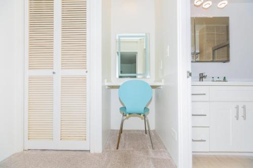 檀香山Ilikai Marina 692的一个带水槽的浴室内的蓝色椅子