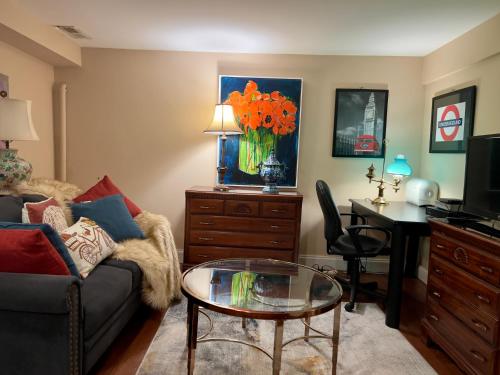 阿林顿Charming 1-bedroom Basement Close to DC Pets Allowed的客厅配有沙发和桌子