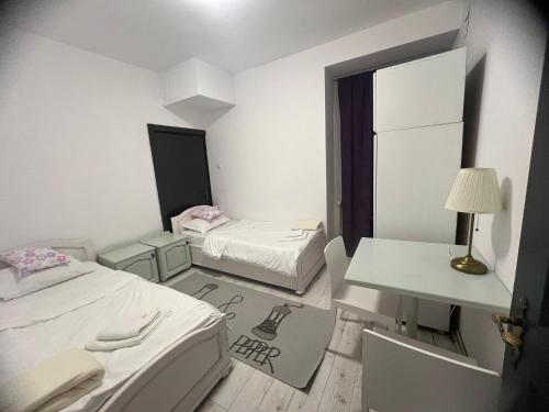 百乐费利克斯Union Birjar的小房间设有两张床和一张书桌