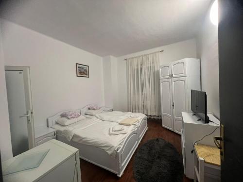 百乐费利克斯Union Birjar的一间小卧室,配有一张床和电视