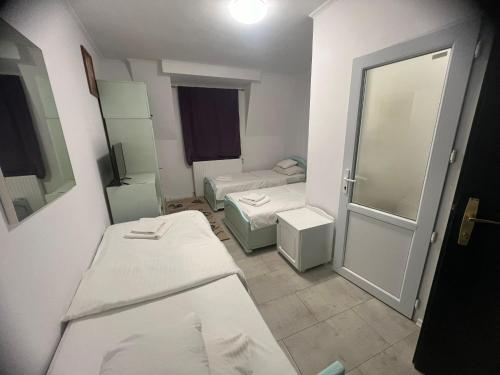 百乐费利克斯Union Birjar的小房间设有两张床和镜子