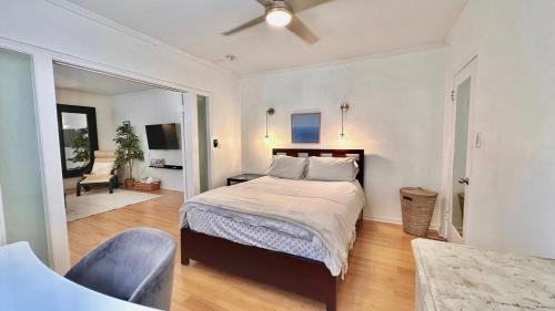 洛杉矶Echo Park Hills的一间卧室配有一张床和一把椅子