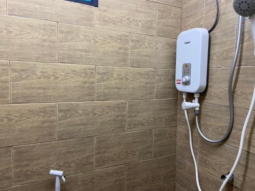 巴东勿刹Padang Besar Green Inn的墙上的浴室设有肥皂机