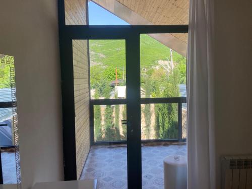 舍基Sheki Guest Villa的客房设有窗户,享有庭院的景色