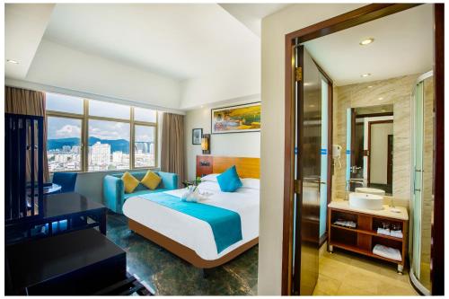 三亚三亚胜意海景度假酒店的一间酒店客房 - 带一张床和一间浴室